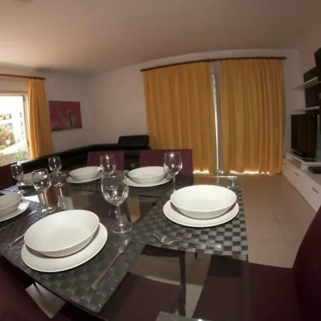 84 Con Piscina Privada Vila Callao Salvaje